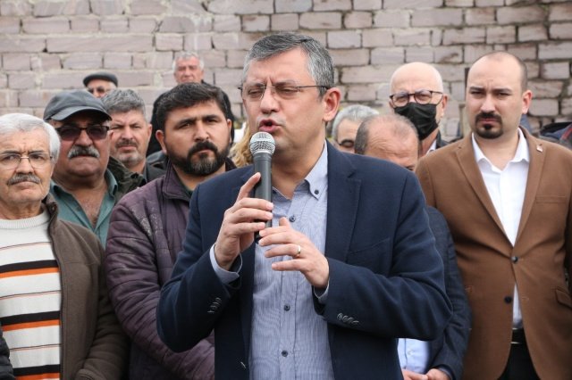 Artan girdi maliyetlerinden bunalan Yunusemre ilçesine bağlı Üçpınar mahallesindeki çiftçiler  traktörleriyle eylem yaptı. Eyleme CHP Grup Başkanvekili Özgür Özel, CHP İl Başkanı Semih Balaban, CHP Şehzadeler İlçe Başkanı Hakan Gürtunca, CHP Yunusemre İlçe Başkanı Av.Yalçın Arcak, partililerde katılarak destek verdi.