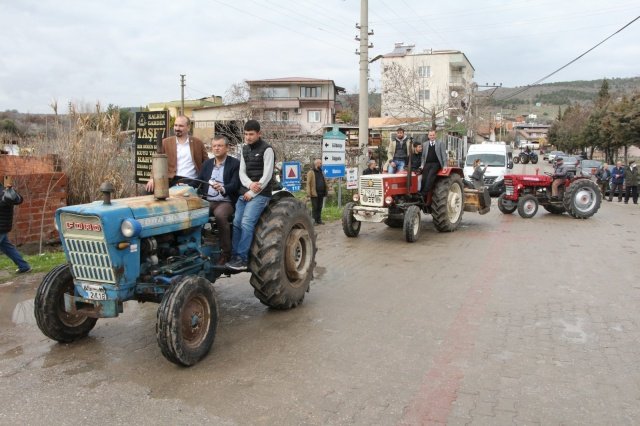 Üreticilerin sıkıntılarını yakından dinleyen CHP’liler yaptıkları açıklamalarla hükümete yüklendi. Eylemde üreticilerde söz alarak yaşadıklarını sıkıntıları dile getirdi.