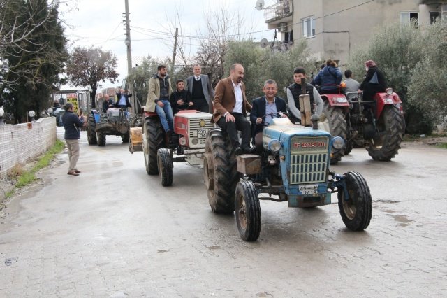 AKP’NİN POLİTİKALARI SEBEBİYLE TÜRKİYE DERİN BİR KRİZİN İÇİNDE”
Yunusemre İlçe Başkanı Av. Yalçın Arcak ise yaptığı konuşmada hükümetin politikalarını eleştirirek, “AKP’nin yanlış politikaları neticesinde ülkemiz derin bir ekonomik krizden geçmektedir. Akaryakıt, gübre, yem, elektrik, su, doğalgaz, temel gıda malzemeleri, tohum fiyatları bu ülkede 3-4 kat arttı. 2010 yılında 200 liraya 54 litre benzin alınırken bugün 13-14 litre benzin alınabiliyor. 266 litre süt alınabilirken bugün 42 litre süt alınabiliyor. 1449 adet yumurta alınabilirken bugün 178 adet alınabiliyor. 15 litre zeytinyağı alınabilirken bugün 4 litre zeytinyağı alınabiliyor. Son beş yılda bir kahvaltı sofrası kurmanın maliyeti yükseldi. Bu memlekette çiftçilikle uğraşan, hayvancılıkla uğraşan vatandaşa devletin madalya takması lazım. Ülkemizde gelinen noktada bir Trakya kadar alan boş, tarım yapılamıyor. Ziyaret ettiğimiz çiftçiler topraklarımızın ancak üçte birini ekip biçebileceğiz diyor. Bu vatandaşın hali ne olacak? Bu ülkenin toprakları ekilmeyecek, biçilmeyecek ve yurt dışına daha çok bağımlı hale geleceğiz. Bu mudur halka reva gördüğünüz?” diye konuştu.