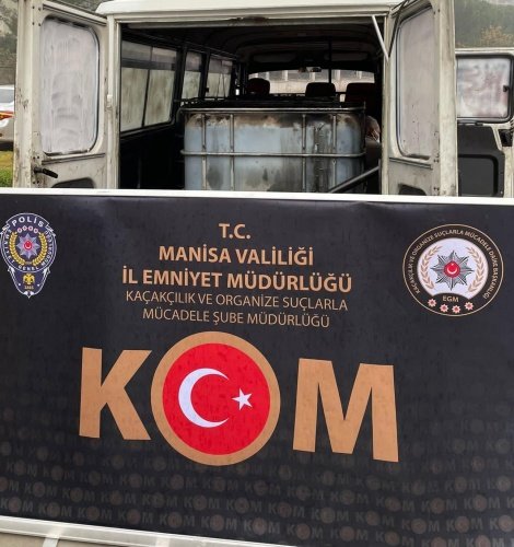 Manisa genelinde kaçakçılık fiillerinin önlenmesi, izlenmesi ve araştırılması faaliyetleri kapsamında ilimize çevre illerden kaçak akaryakıt getirildiği bilgisi üzerine KOM Şube Müdürlüğümüzce yapılan saha çalışmalarında ilimize kaçak akaryakıt getireceği bilgisi alınan şüpheli T.S’ nin kullanımında bulunan araç İzmir-Ankara karayolu üzerinde Turgutlu ilçesinde durdurulmuş, C. Savcısı talimatı ile araçta yapılan aramalarda 3.000 LT menşei belli olmayan kaçak akaryakıt) ele geçirildi.
Olayla ilgili 1 şüpheli şahıs yakalanarak hakkında tahkikat devam ediyor.