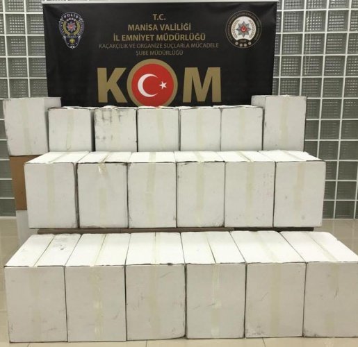 230 bin adet Makaron ele geçirildi! 2 kişi yakalandı
Manisa İli genelinde kaçakçılık fiillerinin önlenmesi, izlenmesi ve araştırılması  faaliyetleri kapsamında KOM Şube Müdürlüğümüzce yapılan saha çalışmasında, ilimize  başka illerden bandrolsüz kaçak makaron (sigara) getirileceği duyumu üzerine,  sürücülüğünü N.P isimli şahsın yaptığı araç ilimiz Şehzadeler ilçesi bayındırlık  mahallesinde durdurularak C. Savcısı talimatı ile yapılan aramada yaklaşık piyasa değeri  230.000 ( İkiyüzotuz Bin) adet tapdk bandrolü bulunmayan makaron ele geçirildi.  
Olayla ilgili 2 şüpheli şahıs yakalanarak hakkında tahkikat devam ediyor.