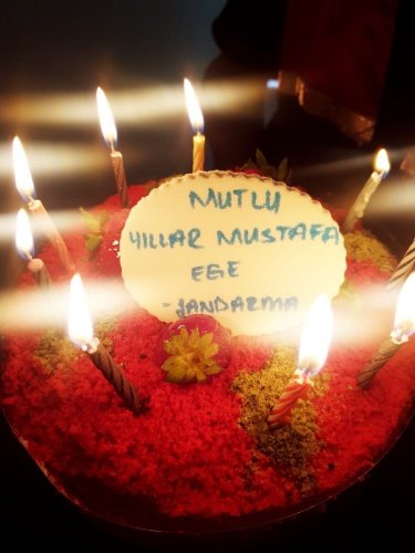 16.06.2021 günü 112 Acil Çağrı Merkezini arayan Aysel Hanım, damadının Suriye' de görevli Askeri Personel olduğunu, torunu Mustafa Ege’ nin bugün doğum günü olduğunu, doğum gününde babasının yanında olamadığından dolayı çok üzgün olduğunu belirterek Kahraman Jandarmamız yardımcı olursa torununun çok mutlu olacağını belirtti.