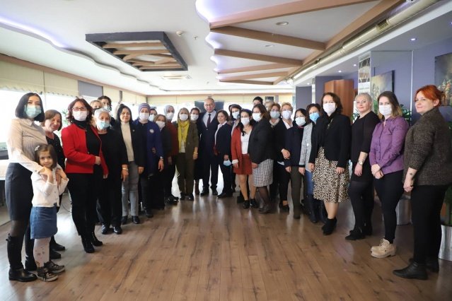 CHP Manisa Milletvekili Ahmet Vehbi Bakırlıoğlu, "Dünyadaki en demokratik seçim muhtarlık seçimidir. Ben muhtar azası olarak ilk seçimlerime girdim. Benim muhtarım kazanamazken, ben aza olarak kazandım ve aza oldum. Bundan daha demokratik seçim olamaz. En fazla medeni cesarete ihtiyaç olan adaylıklardan bir tanesi muhtarlık adaylığıdır. Ben seçime girerken arkamda büyük bir örgütüm var. Fakat muhtarlar tek başlarına azalarıyla birlikte kapı kapı dolaşarak çalışma yaparlar. Geçtiğimiz hafta genel başkanımız Kemal Kılıçdaroğlu Manisa'daydı. Merkezde ve Salihli'de 2 ayrı muhtarlar toplantısı yaptık. Güzel bir toplantı oldu ve sorunları tek tek ele aldık" dedi.