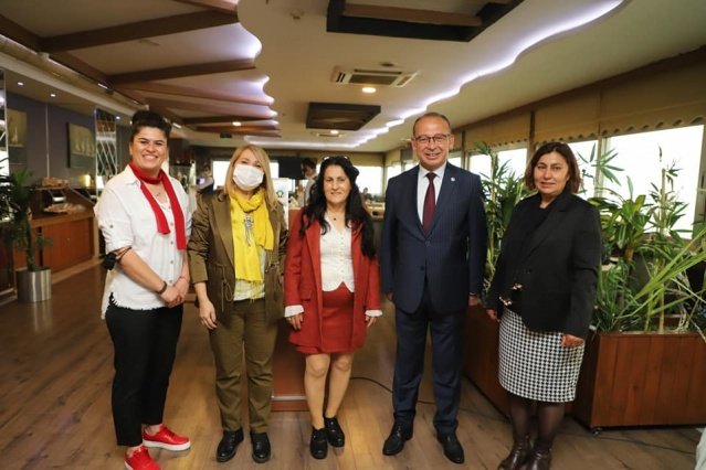 İzmir ve Manisa'daki kadın muhtarların katılımıyla gerçekleştirilen etkinliğe CHP Manisa Milletvekili Ahmet Vehbi Bakırlıoğlu, Turgutlu Belediye Başkanı Çetin Akın ve eşi Sabriye Akın, Belediye Başkan Yardımcıları Evren Erbaş Ser, Fırat Honaz ve eşi Nazan Honaz, CHP Manisa Eski Milletvekili Hasan Ören, CHP Turgutlu İlçe Başkanı Hüseyin Oğuz, Kadın Kolları Başkanı Yıldız Kutluel, Gençlik Kolları Başkanı Esin Küçükler, Türkiye Kadın Muhtarlar Derneği Başkanı Serpil Erenoğlu ve kadın muhtarlar katıldı.