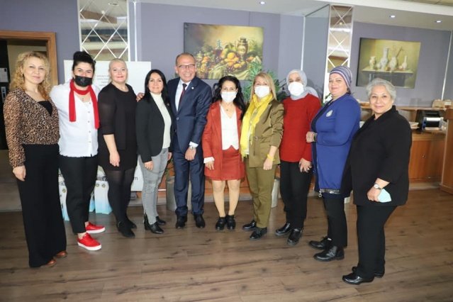 Manisa ve İzmir Bölgesindeki kadın muhtarlarla Turgutlu’da yapılan toplantıda konuşan Turgutlu Belediye Başkanı Çetin Akın, Türkiye’nin İstanbul Sözleşmesinden çekilmesine tepki göstererek, “Mücadeleyi bırakmayacağız. Kadınlar kazanacak, Türkiye kazanacak” dedi.