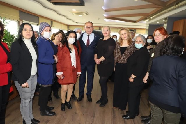 Daha sonra Türkiye’nin İstanbul Sözleşmesinden çekilmesiyle ilgili konuşan Başkan Akın, “Meclis kararıyla imzaladığımız İstanbul Sözleşmesinden Cumhurbaşkanlığı kararıyla çekilmiş olmak hem demokrasiye vurulmuş bir darbe hem de kadınların kazandığı hakların, haklı mücadelesinin gasp edilmesidir. Her gün kadına yönelik şiddetin, kadın cinayetlerinin yaşandığı bir ortamda böyle bir karar bu tabloyu çok daha ağır hale getirecektir. Vazgeçmek yok! Biz bu düşünceyle mücadelemize devam edeceğiz. Kadınlar kazanacak, Türkiye kazanacak” ifadelerini kullandı.
