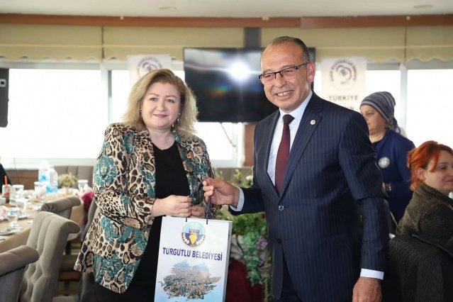 Manisa ve İzmir'in kadın muhtarlarını Turgutlu'da ağırlamaktan dolayı duydukları mutluluğu ifade eden Turgutlu Belediye Başkanı Çetin Akın, "Turgutlu'da 61 mahalle muhtarımızla birlikte çok güzel hizmetler yapıyoruz. Turgutlumuzda bir tane kadın muhtarımız var, Deniz Bezen. Kendisinin bizde her zaman yeri ayrı. Umuyoruz ilçemizde kadın muhtarlarımızın sayısı artacaktır" dedi.
