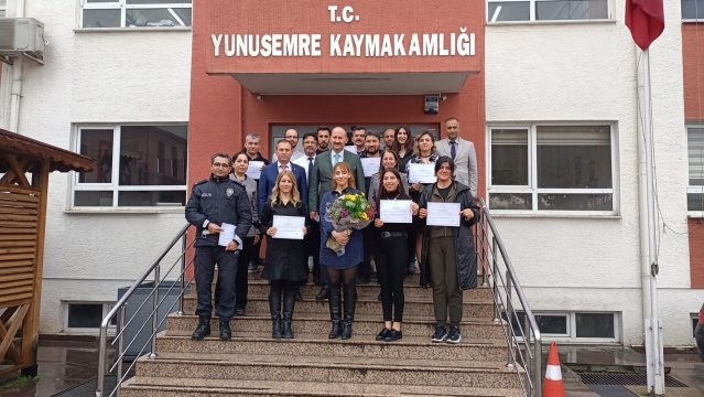 YUNUSEMRE’DE KAMU ÇALIŞANLARINA ‘TÜRK İŞARET DİLİ KURSU’
Yunusemre Kaymakamı  Atilla Kantay‘ın talimatlarıyla  Yunusemre Halk Eğitim Merkezi tarafından Yunusemre Kaymakamlığı  ve  Yunusemre Kaymakamlığına  bağlı Kamu kurumlarında çalışan memurlara yönelik  120  saatlik  “Türk İşaret Dili Kursu” düzenlendi.  Kursa Katılan 21 kursiyere  Yunusemre Kaymakamı  Atilla Kantay tarafından sertifikaları verildi.
