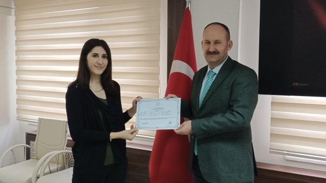 “Amacımız Devlet Millet kaynaşması Yunusemre ilçemizde Kamu Kurumlarında çalışan arkadaşlarımızın engelli vatandaşlarımıza daha iyi hizmet vermek amacıyla bu kursumuzu düzenledik. Yunusemre ilçemizde açık kapı büromuz açıldıktan sonra çok sayıda vatandaşımız açık kapının amacına uygun olacak şekilde Devletteki karmaşık işleri açık kapıda çözmek için yoğunlaştı. Açık kapıya müracaat eden vatandaşlarımızdan esinlendik. İşitme engelli vatandaşlarımız hiç küçümsenmeyecek derecede  sayıları mevcut. Baktık gördük ki bu tür vatandaşlarımızla iletişimi kuvvetlendiriyor. Kursumuzda bu anlamda açıldı. Kursa katılım gayet iyiydi ve kursa katılan arkadaşlarımız kurstan memnun kaldılar. Vatandaşlar Yunusemre Kaymakamlığı ve Yunusemre Kaymakamlığına bağlı kurumlarımıza  geldiklerinde öksüz kalmayacaklar. Yunusemre Kaymakamlığı olarak her türlü engelli vatandaşlarımız için çalışmalarımız devam edecektir.  Kursumuzun açılmasında ve tamamlanmasında emeği geçenlere teşekkür ederim” dedi.
Kursiyerler ise kursa katıldıkları için memnun olduklarını ifade ettiler. Başta Yunusemre Kaymakamı  Atilla Kantay olmak üzere Yunusemre İlçe Milli Eğitim Müdürü Yıldıray Demirtaş, Yunusemre Halk Eğitim Merkezi Müdürü Ayşen Oğuz ve kurs öğretmeni  İrem Tuna’ya teşekkür ettiler.