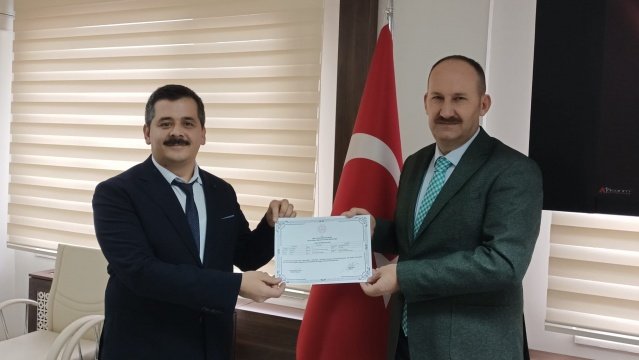 Yunusemre Kaymakamlığına  bağlı Kamu Kurumlarında çalışan memurlara yönelik  120  saatlik  “Türk İşaret Dili Kursu” düzenlendi.  Yunusemre Kaymakamı  Atilla Kantay‘ın talimatlarıyla engellilere daha iyi hizmet vermek amacıyla düzenlenen kursa,   kamu kurumlarında çalışan 21 memur kursiyer olarak katıldı.  Yunusemre Kaymakamı  Atilla Kantay  kurs sonunda kursiyerlere sertifikalarını verdi.
Yunusemre Kaymakamı  Atilla Kantay yaptığı açıklamada Yunusemre kaymakamlığı olarak  engelli vatandaşlar için çalışmaların  devam edeceğini aktardı ve söyle dedi;