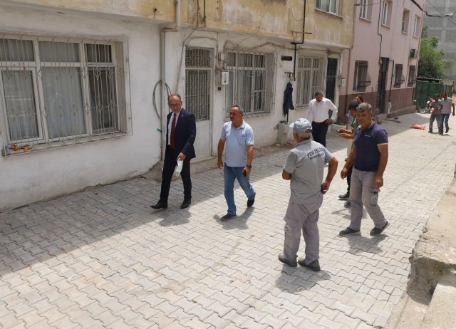 Başkan Çetin Akın, Özel Kalem Müdürü Ali Nasuhoğlu ile birlikte hafta sonunda Hışırlık Mevkisindeki asfaltlama çalışmalarını, bugün ise Başkan Yardımcısı Evren Erbaş Ser ile birlikte Selvilitepe ve Kurtuluş Mahallelerindeki çalışmaları incelemelerde bulundu. Başkan Çetin Akın, Fen İşleri Müdürü İbrahim Tunçkol’dan çalışmaların son durumu hakkında bilgi aldı.