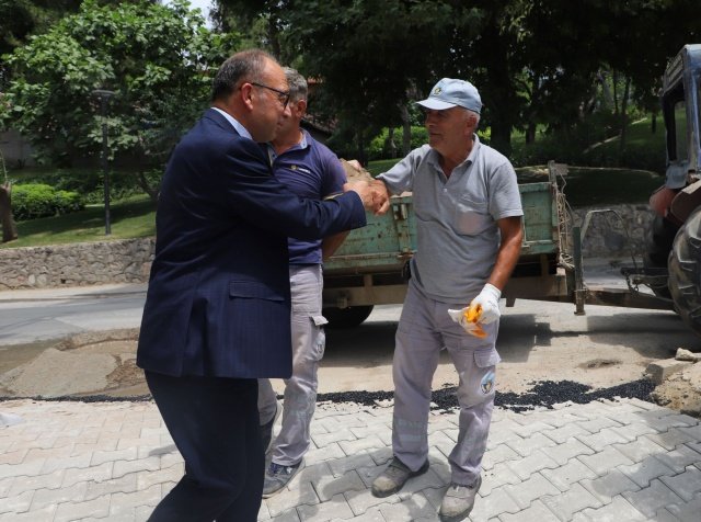 Turgutlu Belediyesi Fen İşleri Müdürlüğü ekipleri ova yollarında asfaltlama çalışmalarına hafta sonunda da devam etti. Ekipler tarafından hazırlanan program doğrultusunda Hışırlık Mevkisinde yürütülen çalışmalar kapsamında 10 bin 750 m2’lik alan asfaltlandı. Fen İşleri Müdürlüğüne bağlı ekipler ova yollarının yanı sıra şehir içindeki çalışmalarına da eş zamanlı olarak devam ediyor. Selvilitepe Mahallesi Armağan Sokak, Çağdaş Sokak ve Önder Sokakta bölge sakinlerinin uzun yıllardır sıkıntı yaşadıkları yol sorunu asfaltlama, Sadıklar ve Oya Sokakta parke ve bordür taşı döşeme çalışmalarıyla çözüme kavuşuyor. Kurtuluş Mahallesi Özgün Sokakta ise yolun bozuk olduğu alanda beton atma çalışması yürütülüyor.