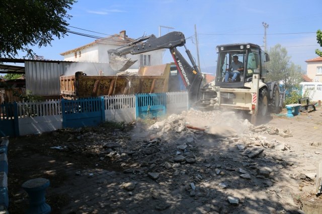 Ova yolları ve şehir içindeki çalışmalar hakkında açıklamada bulunan Başkan Çetin Akın, “Ova yollarımızda ve merkez mahallelerimizde vatandaşlarımızın uzun yıllardır yaşadıkları yol sorunlarını bir an önce çözüme kavuşturmak için ekiplerimiz hafta sonu da dahil olmak üzere çalışmalarını aralıksız sürdürüyor. Kendi imkanlarımızla Turgutlu’muzun tüm noktalarında yaşanan sorunları ortadan kaldırıyoruz. Yaz kış, gece gündüz demeden çalışmalarına devam eden ekiplerimize teşekkür ederim” ifadelerini kullandı.