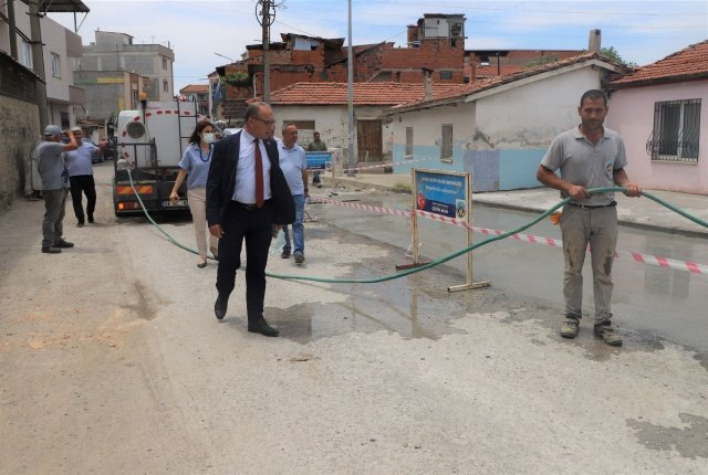 Fen İşleri Müdürlüğü ekipleri ayrıca Çampınar Mahallesinde yol yenileme ve tamirat çalışmaları ile Temrek Mahallesi köy kahvesinde sundurma yapımına devam ediyor. İzzettin Mahallesindeki köy kahvesinin bahçesinin yenileme çalışmalarına da ekipler tarafından başlandı.