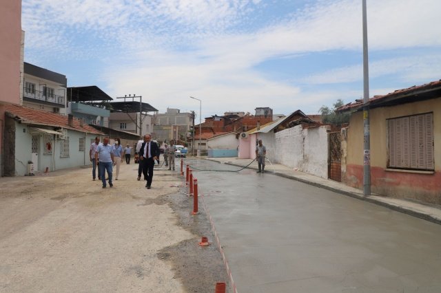 Turgutlu Belediye Başkanı Çetin Akın, Fen İşleri Müdürlüğü ekiplerinin hafta sonunda ve Pazartesi günü gerçekleştirdiği çalışmaları yerinde inceledi. Sıcak havalara rağmen mesaisine devam eden ekiplere teşekkür eden Başkan Çetin Akın, “Vatandaşlarımızın yaşadıkları yol sorunlarını bir an önce çözüme kavuşturmak için ekiplerimiz hafta sonunda da çalışmalarını aralıksız sürdürdü. Yaz kış, gece gündüz demeden çalışmalarına devam eden ekiplerimize teşekkür ederim” dedi.