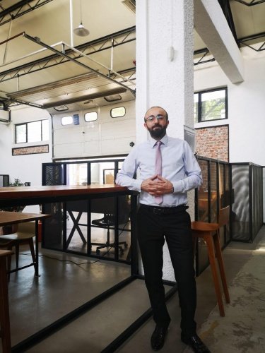İyi bir ortam hijyeni, bizi bu salgınlara karşı koruyan en önemli silahlardan biri. Bu nedenle uzmanlar tüm ortamların temizliğine dikkat etme konusunda uyarılarını sürdürüyor. Yüksek kimyager Yılmaz Seçkine, Covid- 19’a karşı virüs yükünü azaltmak için yapılacak temizlik uygulamalarının sürekli olmasının önemine dikkat çekti. Dezenfeksiyon işlemlerinin tek bir sefer yapılmasının salgına karşı etkili olamayacağını söyleyen Seçkiner “Düzenli ve sürekli olacak şekilde bu temizlik işlemlerine devam etmeliyiz. Temizlik uygulamaları virüs yükünü azaltacaktır ve bu bizi hastalıktan koruyacaktır” dedi.