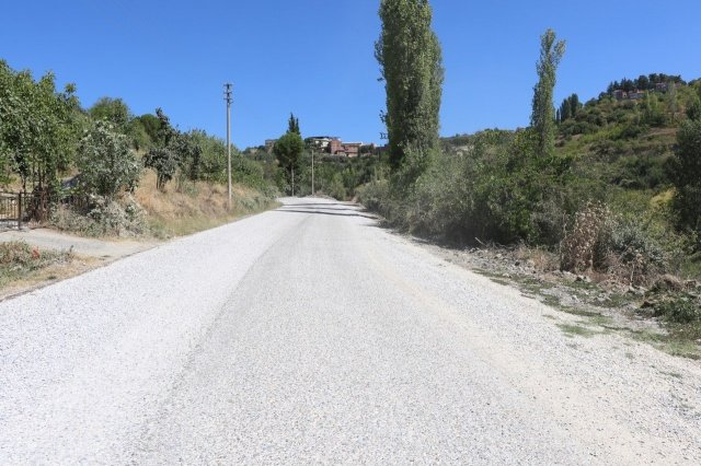 Manisa Büyükşehir Belediyesi, bakımsız ve kötü bir görünümde olan Demirci ilçesi Yeşiloba grup yolunu yenileyerek vatandaşların hizmetine sundu. Yapılan yol çalışması nedeniyle Yeşiloba Mahalle Muhtarı Erdoğan Köse, Manisa Büyükşehir Belediye Başkanı Cengiz Ergün’e teşekkür ederken, Yeşildere Mahalle Muhtarı Ercan Topuz ise, daha önce traktörlerin bile gidemediği yolun, artık havaalanı gibi olduğunu belirtti.
İl genelinde yol yapım çalışmalarına devam eden Manisa Büyükşehir Belediyesi, Demirci ilçesi Yeşiloba-Topallar-Hacı Ahmet-Hacı Baba-Yeşildere güzergâhında sathi kaplama çalışması gerçekleştirdi. 25 kilometrelik güzergâhta yapılan yol çalışmasıyla birlikte konforlu ve güvenli ulaşıma kavuştuklarını belirten Yeşiloba Mahalle Muhtarı Erdoğan Köse ve Yeşildere Mahalle Muhtarı Ercan Topuz, Manisa Büyükşehir Belediye Başkanı Cengiz Ergün’e teşekkür etti.