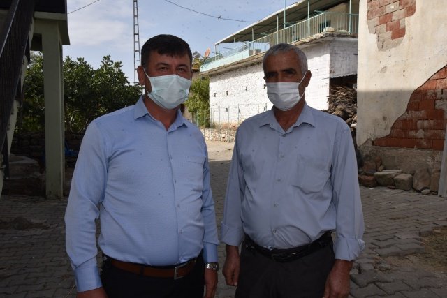 Demircili Muhtarın Mahallesinin yolları yapılınca yaptığı benzetme ilçede günün konusu oldu.
"“Yolumuzdan Traktör Bile Gidemiyordu, Havaalanı Gibi Oldu”