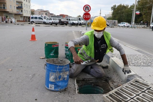 MASKİ Kanalizasyon Dairesi Başkanı Mümin Deniz, bugüne kadar 59 bin adet yağmursuyu ızgarasının temizliğini yaptıklarını ifade ederek, “Yağışlı havalarda meydana gelen su birikintileri, özellikle yağmur suyu ızgaralarının bilinçsizce çöplük gibi kullanılmasından kaynaklanıyor. Biz sürekli temizlik yapıyoruz, ancak ızgaralar tekrar çöplerle doluyor. Vatandaşlarımızın bu konuda duyarlı olması gerekiyor” dedi.