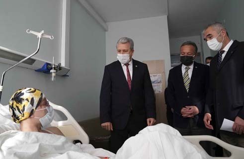 1 AY YOĞUN BAKIMDA KALDI
Sağ bacağını kaybeden ve sağ kolu ile yüzünün sağ kısmında ciddi yaralanmalar oluşan Soykan’ın tedavi sürecinin 1 ayını yoğun bakımda geçirdi. Covid’i de atlatan Soykan; Ortopedi, Anestezi Yoğun Bakım, Covid Yoğun Bakım ve Plastik, Rekonstrüktif ve Estetik Cerrahisinde tedavi gördü.
Depremde yaralanıp tedaviye alınan yaralılardan sonuncusu olan Soykan’ın tedavisi tamamlandı ve taburcu edilmesine karar verildi. EÜ Rektörü Prof. Dr. Necdet Budak ile Tıp Fakültesi ve Hastane yönetimi tarafından evine uğurlanan Soykan, “Karanlıktan sonra böyle bir aydınlığa gelmek gerçekten mucize. Çok mutluyum ve kendimi iyi hissediyorum. Eve gideceğim, çocuğuma kavuşacağım. Tüm sağlık çalışanlarına teşekkür ediyorum. Çok iyi insanlarla karşılaştım burada, bana moral açısından da destek oldular. Bu kadar çok sevenimin olduğunu buraya gelince öğrendim. Buradaki hocalarımıza, hemşirelerimize de ayrı ayrı teşekkür ediyorum. İyi ki varlar, onlar olmasaydı ben yaşayamazdım. Enkaz altından çıkartılıp ambulansa bindiğimde dedim ki ‘Tamam artık kurtuldum’ biraz da o azimle vücudum çaba gösterdi sanırım” diye konuştu.