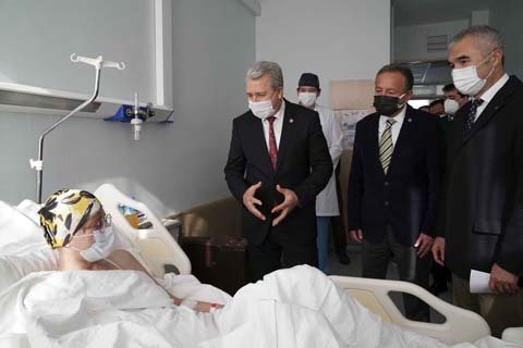 İzmir’in Seferihisar İlçesi açıklarında meydana gelen 6.9 büyüklüğündeki depremde, alışveriş yapmak için girdiği mağazanın yıkılmasıysa göçük altında kalan ve 16 saat sonra kurtarılan 37 yaşındaki Gülçin Aykut Soykan, Ege Üniversitesi Tıp Fakültesi (EÜTF) Hastanesinde yaşama tutundu.