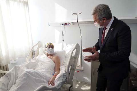 “SON DEPREMZEDEMİZİ DE TABURCU ETTİK”
İzmir depreminde yaralıların büyük bölümünün Ege Üniversitesinde tedavi edildiğini hatırlatan Rektör Budak, Covid pandemisi ve deprem süreçlerinde Egeli sağlık çalışanlarının üstün bir gayret gösterdiğini söyledi. Yaralı son depremzedeyi evine uğurlamaktan mutluluk duyduklarını kaydeden Rektör Budak, “Allah devlete millete zarar vermesin. Üniversitemiz pandemi ve deprem süreçlerinde çok yoğun hizmet verdi. Bu süreçte bizlerden desteğini esirgemeyen Cumhurbaşkanımız Sayın Recep Tayyip Erdoğan’a ve tüm devlet büyüklerimize teşekkürlerimi sunuyorum. İyi ki hocalarımız ve sağlık çalışanlarımız var. Aynı gayretle en iyi sağlık hizmetini sunmaya devam edeceğiz” dedi.