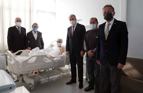 Tedavi sürecinin 1 ayını yoğun bakımda geçiren ve sağ bacağını kaybeden Soykan’ı evine EÜ Rektörü Prof. Dr. Necdet Budak, Tıp Fakültesi ve Hastane yönetimi ile Egeli sağlıkçılar uğurladı. Yaralı son depremzedenin de taburcu edildiğini söyleyen Rektör Budak, Covid pandemisi ve deprem sürecinde Egeli sağlık çalışanlarının üstün bir gayret gösterdiğini dile getirip kendilerine teşekkür etti.
İzmir’in Seferihisar İlçesi açıklarında 30 Ekim 2020 tarihinde meydana gelen 6.9 büyüklüğündeki deprem, 100’den fazla kişi hayatını kaybetmesine bin 50 kişinin de yaralanmasına yol açtı. Kök hücre bağışında bulunduktan sonra alışveriş yapmak üzere Yılmaz Erbek apartmanın zemin katındaki alışveriş mağazasına giren evli ve 1 çocuk annesi 37 yaşındaki Gülçin Aykut Soykan, depreme burada yakalandı. Binanın yıkılmasıyla göçük altında kalan Soykan 16 saatlik çalışmanın ardından kurtarılarak Ege Üniversitesi Tıp Fakültesi Hastanesine kaldırıldı.