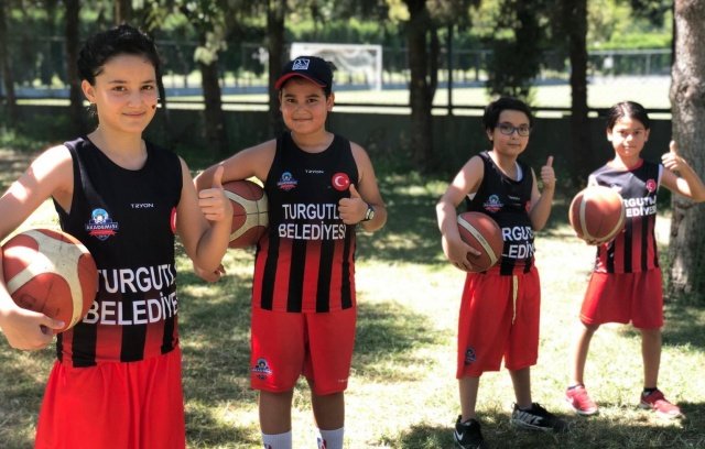 Turgutlu Belediyesinin çocuk ve gençlerin fiziksel, sosyal ve kültürel açıdan gelişimlerine katkı sağlaması amacıyla başlattığı Yaz Spor Etkinlikleriyle Turgutlulu çocuk ve gençler yaz dönemini sporla geçiriyorlar. Yaz Spor Etkinliklerine kayıtlar ise devam ediyor.