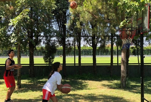 Turgutlu Belediyesi olarak etkinliklerimize katılan genç katılımcılarımızın sporun yaşamlarında önemli bir unsur haline dönüşmesine katkı sağlamaktan dolayı oldukça mutluyuz. Yaz dönemi boyunca devam edecek etkinliklerimize ise kayıtlarımız devam ediyor. Yaz Spor Etkinliklerimize katılmak isteyen tüm çocuk ve gençlerimizi kayıt olmaya davet ediyoruz” dedi.