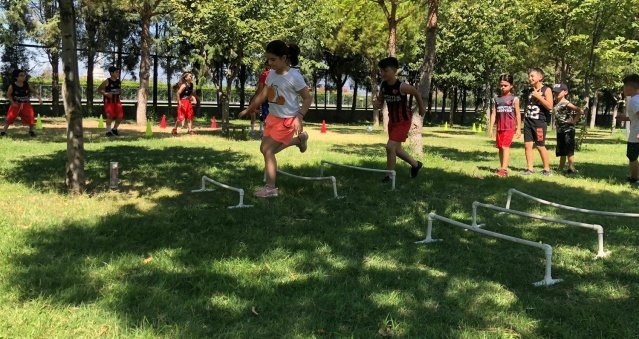 Turgutlu Belediyesinin çocukların ve gençlerin yaz dönemini spor ve fiziksel aktivitelerle geçirmelerini, bunun yanında yaşıtlarıyla sosyal ve kültürel açısından gelişimlerinin sağlanması amacıyla hayata geçirdiği Yaz Spor Etkinlikler tüm hızıyla sürüyor. Irlamaz Spor Vadisinde açık havada gerçekleşen, eğitim parkuru, atletizm, spor egzersizleri, temel spor branş etkinlikleri ve eğitsel oyunların yer aldığı aktivitelerde 7 – 14 yaş arası çocuk ve gençler hem eğlenceli vakit geçiriyorlar hem de  kuvvet, sürat, dayanıklılık, denge, koordinasyon becerilerini geliştiriyorlar. Yaz Spor Etkinliklerindeki tüm  çalışmalar sosyal mesafe ve hijyen kurallarına uygun olarak da yapılıyor.