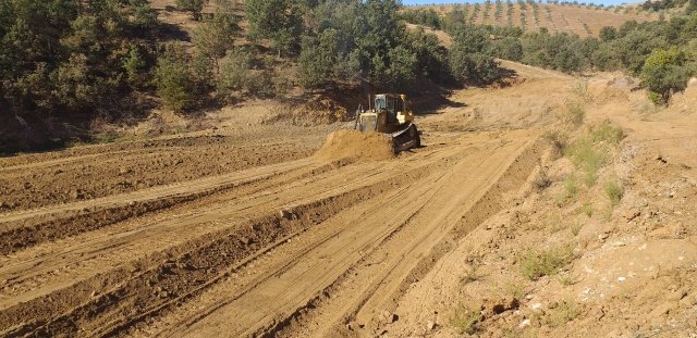 Manisa Büyükşehir Belediyesi, kırsal mahallelerdeki hayvan üreticilerine destek vermek amacıyla yürüttüğü çalışmalarına devam ediyor. 17 ilçenin tamamında sürdürülen çalışmalar ile üreticilerin yanında yer alan ve gelirlerinin artmasına yönelik yatırım hizmetlerini sürdüren Manisa Büyükşehir Belediyesi, ekonominin canlanması ve üreticilerin gelir kalemlerinin artması adına yaptığı hizmetleri aralıksız sürdürüyor. Bu kapsamda Kırsal Hizmetler Dairesi Başkanlığı, Demirci ilçesine bağlı İcikler Mahallesi’nde yaklaşık 5000 hayvanın faydalandığı mevcut hayvan içme suyu göletinde temizlik ve bakım çalışmalarını gerçekleştirdi. Ayrıca bölgede yeni bir Hayvan İçme Suyu (HİS) göleti yapımına başlandı. Çalışmaların en kısa sürede tamamlanarak, yeni göletin üreticilerin hizmetine sunulacağı belirtildi.