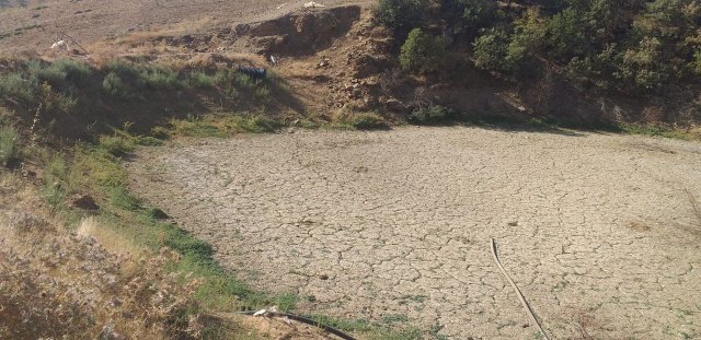 Büyükşehir Üreticilerin Yanında
Manisa Büyükşehir Belediye Başkanı Cengiz Ergün’ün kırsal kalkınmaya verdiği önemin kendilerine vizyon oluşturduğunu ifade eden Kırsal Hizmetler Dairesi Başkanı Yılmaz Usta, 17 ilçede üreticilerin gelirlerinin arttırılmasına yönelik çalışmaların devam ettiğini belirtti. Daire Başkanı Yılmaz Usta, “Küresel ısınma ile birlikte kaliteli ve temiz suyun önemi giderek artıyor. Son yıllarda mevsimsel yağışların azalması ve yaşanan kuraklık bu ihtiyacı daha da arttırdı. Kırsal mahallelerde bulunan hayvan üreticilerimiz, özellikle yaz aylarında yeterli ve temiz içme suyuna hayvanlarını ulaştırmak için önemli mesafeleri aşmak zorunda kalıyor. Tüm gününü arazide geçiren mera hayvanları için yapılan HİS göletleri çok büyük bir nimet” diye konuştu.