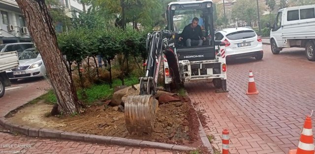 Manisa Büyükşehir Belediyesi İl genelinde park, bahçe ve yeşil alanlarda kış bakım çalışmalarını sürdürüyor. Kent Estetiği Daire Başkanlığı ekiplerince yürütülen çalışmalar kapsamında Bülent Koşmaz Parkı ve Hakkı İplikçi Parkı ile Devlet Bahçeli Kavşağı, Atatürk Bulvarı ve İbrahim Gökçen Bulvarı'nda bulunan yeşil alanlarda kış mevsimi öncesi düzenleme, yenileme ve bakım çalışması yapıldı.