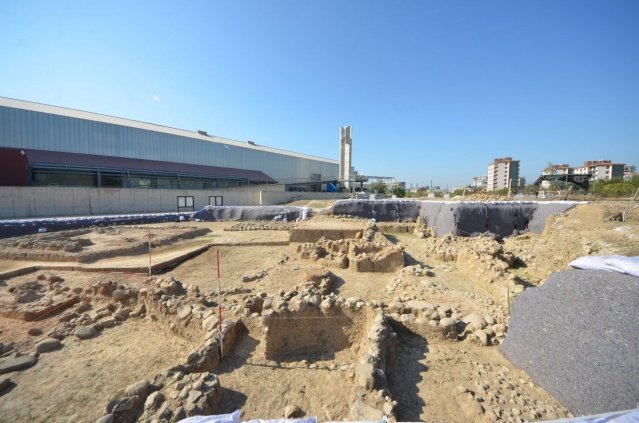 İzmir'in Prehistorik Yerleşim Alanı Yeşilova Höyüğündeki kazı çalışmaları devam ediyor. Yeni tip koronavirüs (Kovid-19) önlemleri anılarak sürdürülen çalışmalarda, 8200 yıl öncesine ait “Ana Tanrıça” heykelciğine ulaşıldı.