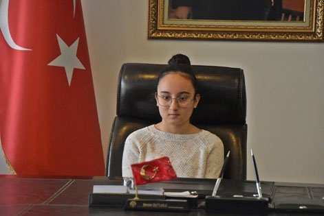 Akhisar Belediye Başkanı Besim Dutlulu, 23 Nisan Ulusal Egemenlik ve Çocuk Bayramı vesilesiyle başkanlık makamını şehit kızı Sude Nur Kıral'a bıraktı.