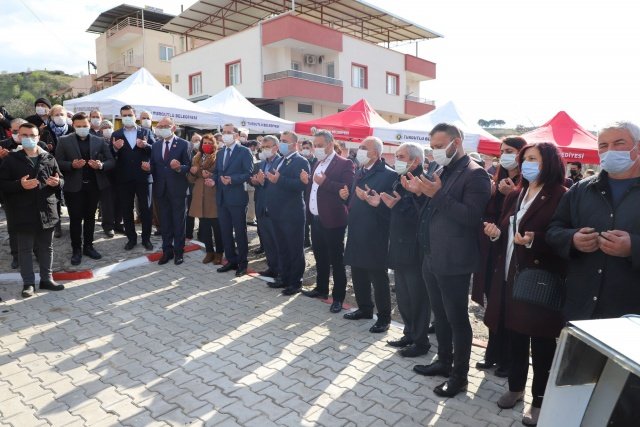 “Turgutlumuzun her noktasında kahramanlarımızın isimlerini yaşatacağız”
Açılış töreninde konuşma yapan Başkan Çetin Akın, Çanakkale Zaferi’nin 106. yıl dönümünün kutlandığı bugünde Şehit Onur Karakaya Parkı’nın açılışını gerçekleştirmekten dolayı mutlu ve gururlu olduklarını ifade etti. Başkan Çetin Akın konuşmasında, “Milli Mücadele kahramanlarımız Grebo Hamza Çavuş ve Arnavut Zeynel ile Turgutlumuzun evladı Onur Karakaya’nın isimleri ve aziz hatıralarını olduğu gibi vatanımızın bölünmez bütünlüğü için hiç düşünmeden hayatını feda eden kahramanlarımızın isimlerini Turgutlumuzun her noktasında yaşatmaya devam edeceğiz. Hepimiz için anlamlı olan bugünde açılış törenimizde bizleri yalnız bırakmayan kahraman şehidimiz Onur Karakaya’nın babası, değerli büyüğümüz İbrahim Karakaya ve ailesine teşekkür ederim. Cennet vatanımız ve milletimizin birliği, bağımsızlığı için göğüs göğüse, cesurca mücadele eden Büyük Önderimiz Gazi Mustafa Kemal Atatürk olmak üzere, tüm aziz şehitlerimizi ve ebediyete intikal eden gazilerimizi saygı, minnet ve rahmetle anıyorum. Mekanları Cennet olsun. Şehit Onur Karakaya Parkımız Avşar Mahallemize ve Turgutlumuza hayırlı, uğurlu olsun” dedi.