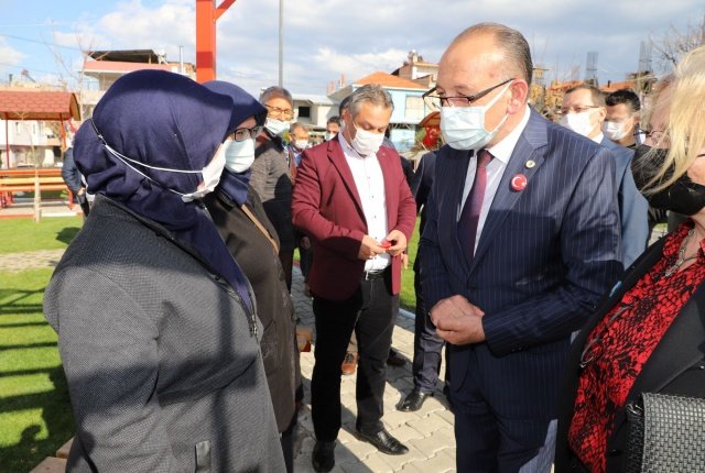 Turgutlu Belediyesinden Şehitlik Köşesi
Turgutlu Belediyesi tarafından şehadete yürüyen şehitlerin isimlerini yaşatmak amacıyla Hizmet Binası Başkanlık katına şehitlik köşesi hazırlandı. Kahraman şehitlerin isimleri ve fotoğraflarının yer aldığı şehitlik köşesi törenle açıldı.