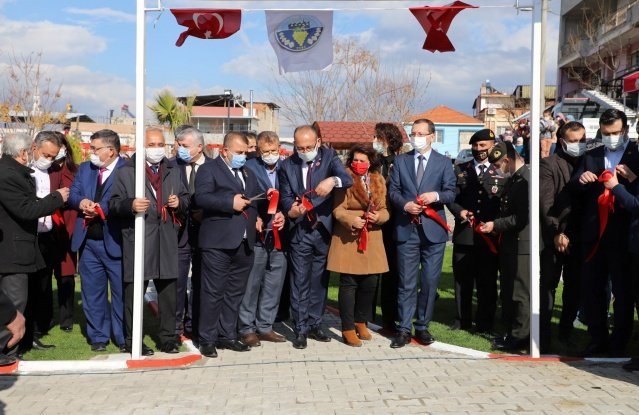 Şehit Onur Karakaya Parkı Dualarla Açıldı
Şehit Onur Karakaya Parkı düzenlenen törenle açıldı. Törende konuşan Turgutlu Belediye Başkanı Çetin Akın, “Turgutlumuzun her noktasında kahramanlarımızın isimlerini yaşatmaya devam edeceğiz” dedi.