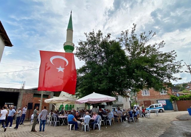 Şehidin 52.günündeki hayırda Akhisar Belediyesi personeli de tam kadro hazır bulunurken şehit ailesinin tüm ihtiyaçları karşılandı.