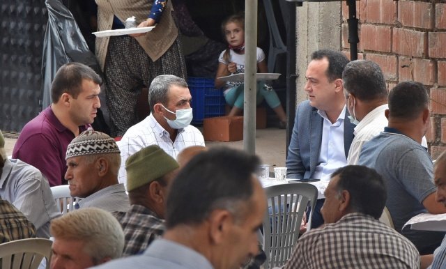 Şehidin babası Talip Alp, annesi Gülten Alp ve eşi Simge Alp’in yanı sıra anma törenine Garnizon Komutanı Hava İstihkam Albay Mehmet Şahin, Belediye Başkanı Besim Dutlulu, siyasi parti ilçe temsilcileri ile sivil toplum örgütü temsilcileri ve vatandaşlar katıldı.