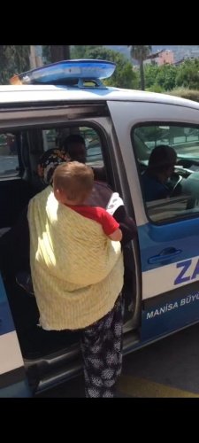 Manisa Büyükşehir Belediyesi Zabıta Dairesi Başkanlığı ekipleri, Manisa çevre il ve ilçelerinden grup halinde gelerek, bir bölümünün seyyar satıcılık, bir bölümünün de dilencilik yaptığı tespit edilen gruba Manisa Emniyet Müdürlüğü işbirliğiyle operasyon gerçekleştirdi. Konuyla ilgili soruşturma başlatıldığı belirtilirken, kullanılan araçlara da emniyet tarafından el konuldu.
