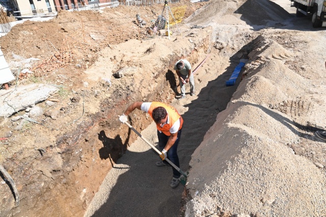 Bu kapsamda, Kanalizasyon Dairesi Başkanlığı bünyesinde, Turgutlu ilçesine bağlı Selvilitepe Mahallesinde yeni imara açılan Çaylak sokakta 330 metre kanalizasyon ve 330 metre yağmur suyu hattı döşeme çalışması gerçekleştirdi.