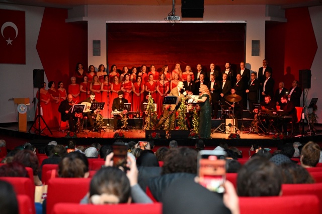 Türk Sanat Müziği İle Dolu Gece

Baştan sona yeni yıl heyecanın yaşandığı katılımcılarda iz bırakan gecede Manisa Büyükşehir Belediyesi Halk Dansları Topluluğu da danslarıyla yer aldı. Manisalılar hem koroya hem danslara katıldı. Sanatseverlerden büyük ilgi gören geceye Manisa Büyükşehir Belediyesi Genel Sekreter Yardımcısı Ali Kılıç, Manisa Kent Konseyi Başkanı Hakkı Bayraktar, Kültür ve Sanat Şube Müdürü Alper Pınarcı, Halk Eğitim Şube Müdürü Serap Gücüyen de neşeye ortak oldu.
