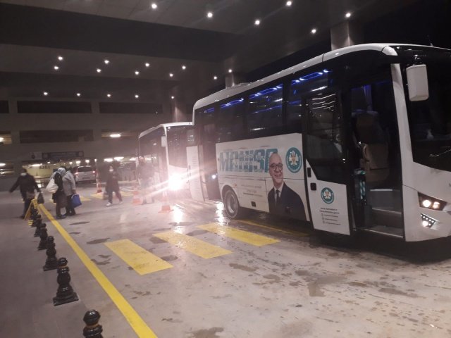 Manisa Büyükşehir Belediyesinin il genelindeki sağlık çalışanlarına yönelik sağladığı hizmet ile nöbetçi sağlık personelleri ikametlerinden alınacak şekilde görevli oldukları sağlık kuruluşlarına ulaştırıldı. Manisa Büyükşehir Belediyesinin sağlık çalışanlarına sağladığı ulaşım desteğinin, sokağa çıkma kısıtlamasının uygulandığı süre boyunca devam ettirilecek şekilde 2 ay daha uzatıldığı belirtildi.