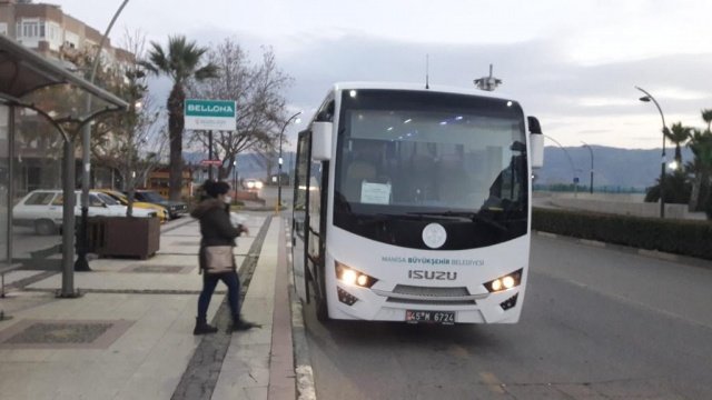 Manisa Büyükşehir Belediyesinin koronavirüs salgını nedeniyle başlattığı sağlık çalışanlarına ücretsiz servis uygulaması, 2 ay daha uzatıldı. Salgınla mücadelede sağlık çalışanlarının mücadelesinin her türlü övgüyü hak ettiğini belirten Manisa Büyükşehir Belediye Başkanı Cengiz Ergün, ücretsiz servis uygulamasının 2 ay daha devam edeceğini söyledi.