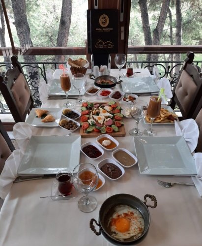 Koronavirüs önlemleri nedeniyle kapalı olan tesis, Belediye Fen İşleri Müdürlüğü ekipleri tarafından iç ve dış mekanlarında kapsamlı bir tadilat çalışması yapılarak yenilenmişti. Tesisin ön bahçesinde bulunan alanı düzenleyerek laminat parke ile kaplayan ekipler, 350 metrekare büyüklüğündeki terasın üzerini açılır-kapanır tavan ile kapatarak modern bir görünüme kavuşturdu. Son derece nezih bir ortamda, kaliteli ve zengin menüsüyle Salihlililerin damak tadına hitap eden sosyal tesis, yenilenen terası, çocuk oyun grubu ve zengin kahvaltı menüsü ile her kesime hitap ediyor.