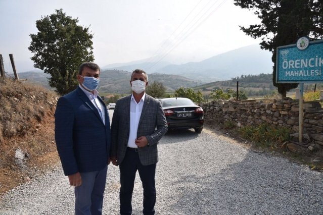 Başkan Ergün'e Teşekkür Ettiler
 
Manisa Büyükşehir Belediyesi Yol Yapım ve Onarım Dairesi Başkanlığı ekipleri tarafından gerçekleştirilen yol çalışmalarının büyük bir mutluluk yarattığını dile getiren bölge muhtarları, Başkan Cengiz Ergün'e teşekkür etti.
 
Çalışmalar hakkında düşüncelerini aktaran Örencik Mahalle Muhtarı Hüseyin Sönmez, "Öncelikle Büyükşehir Belediye Başkanımız Cengiz Ergün'e, Genel Sekreterimiz Aytaç Yalçınkaya'ya, Genel Sekreter Yardımcımız Ali Öztozlu'ya, Daire Başkanımız Kurtuluş Kuruçay'a çok teşekkür ediyorum.  Mahallemizde, 7 buçuk kilometrelik asfalt yol çalışmamız tamamlandı. Vatandaşlarımız, yolumuz yenilendiği için oldukça memnunlar. Cengiz Başkanımıza ve yolda emeği geçenlere sevgi ve selamlarını ilettiler. Herkesten Allah razı olsun" diye konuştu.