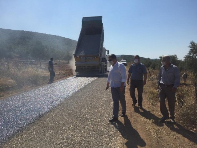 Şehrin farklı noktalarında gerçekleştirdiği yol yapım çalışmalarıyla vatandaşların güvenli bir şekilde seyahat etmesini sağlayan Manisa Büyükşehir Belediyesi, Akhisar’da Boyalılar ve Harmandalı Mahallelerini birbirine bağlayan yolda sathi kaplama çalışmasına başladı. Yürütülen çalışmaları Manisa Büyükşehir Belediyesi Akhisar Muhtarlık İşleri Şube Müdürü Ali Aybars Özbilgin, Boyalılar Mahalle Muhtarı Süleyman Altınay ve Harmandalı Mahalle Muhtarı Halit Sarıgöz ile birlikte inceledi.