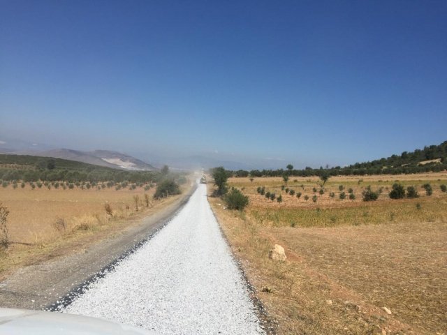 İl genelinde yol yapım çalışmalarının sürdüren Manisa Büyükşehir Belediyesi, Akhisar ilçesi Boyalılar ve Harmandalı Mahallelerini birbirine bağlayan yolda ikinci kat sathi kaplama çalışması gerçekleştiriyor.