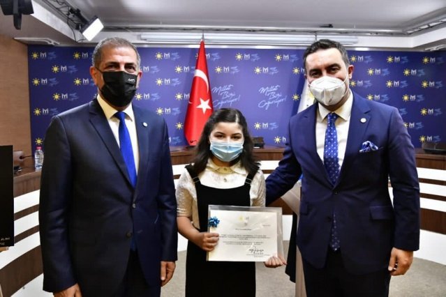 Ortaokul kategorisinde Türkiye birincisi olan kızımız Elif Güneş Bilgiç İzmir’imizinin gururu oldu.

     Genel Başkanımız Sayın Meral Akşener’inde katıldığı tören ile dereceye girenlere ödülleri verildi. Bu onur gününde İl Başkanımız Sayın Hüsmen Kırkpınar ve İl Başkan Yardımcımız Sayın Sedat Sarı törende hazır bulundular.
